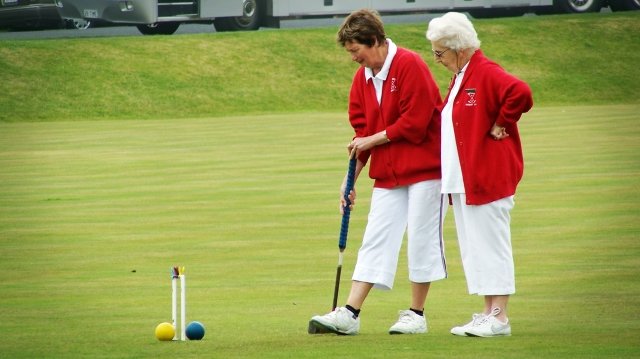 old-ladies-golf-playing