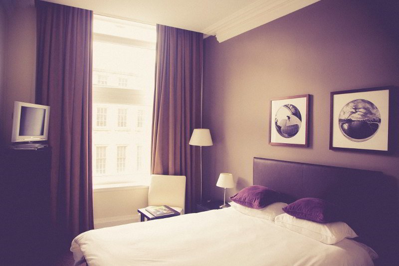 hotel-room-Markus Spiske-800web