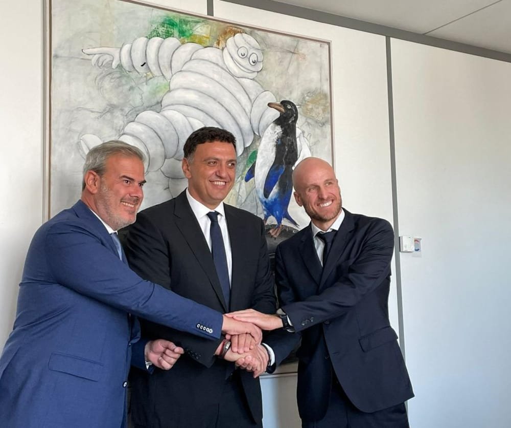 Ο Υπουργός Τουρισμού, Βασίλης Κικίλιας, με τον ΓΓ του ΕΟΤ, Δ. Φραγκάκη, και τον Διευθυντή Ευρώπης του τμήματος Michelin Experiences, Tommy Maussin, αμέσως μετά την υπογραφή της συμφωνίας.