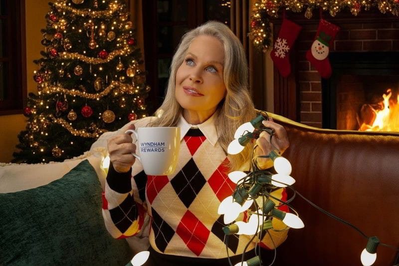 Η ηθοποιός Μπέβερλι Ντ Άντζελο προωθεί την αναβάθμιση του προγράμματος επιβράβευσης Wyndham Rewards
