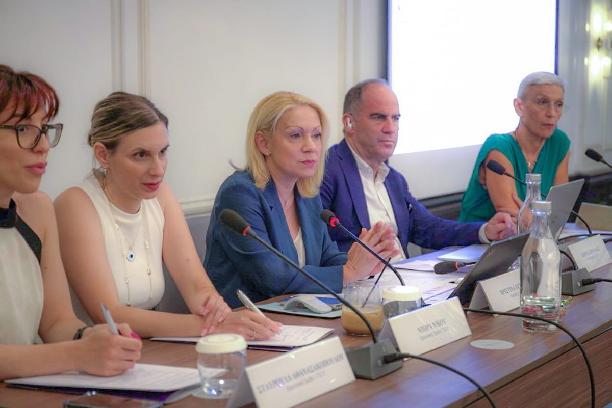 Η πρόεδρος του ΙΤΕΠ κυρία Χριστίνα Τετράδη με τον διευθυντή του Ινστιτούτου κ. Πετράκο